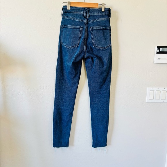 Good American Good Waist frayed hem skinny jean 0/25 - Picture 4 of 7